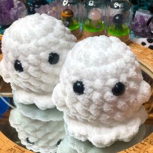 👻HandKnit Ghost, for either you Purse, Bookshelf or Collection